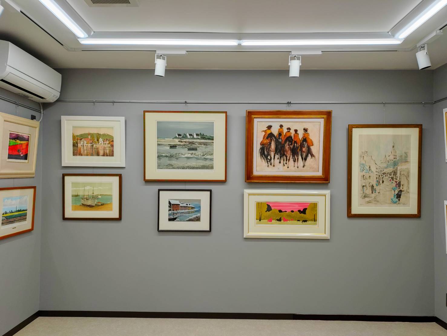大小の絵を並べた展示壁面
