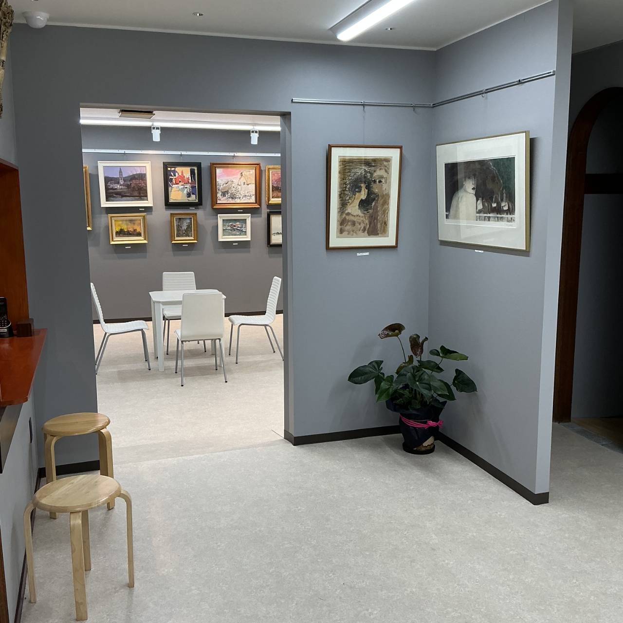入口から見た絵画館 燦の展示室